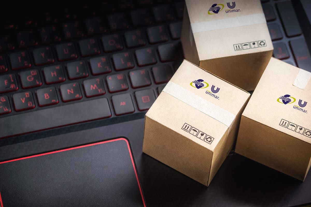 Lojistik hizmetleri, e-ticaret operasyonunun etkili bir şekilde gerçekleşerek başarıya ulaşmasını sağlar. E-ticaret operasyonlarında lojistik sektörünün sağlamış olduğu çözümler son derece önemlidir.