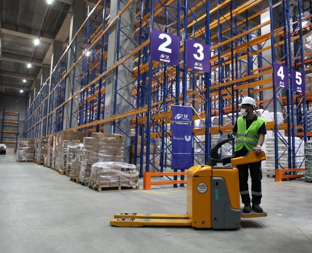 Depo yükleme yapan lojistik personeli